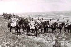 Generalul bulgar Radko Dimitriev (centru) și alți ofițeri bulgari, pe câmpul de bătălie de la Lüleburgaz, octombrie 1912 (foto: Ghetty Images)