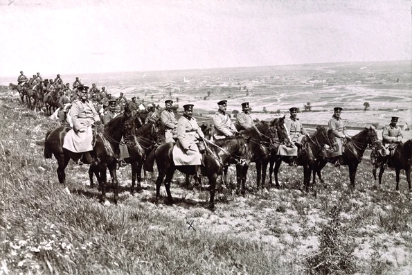 Generalul bulgar Radko Dimitriev (centru) și alți ofițeri bulgari, pe câmpul de bătălie de la Lüleburgaz, octombrie 1912 (foto: Ghetty Images)