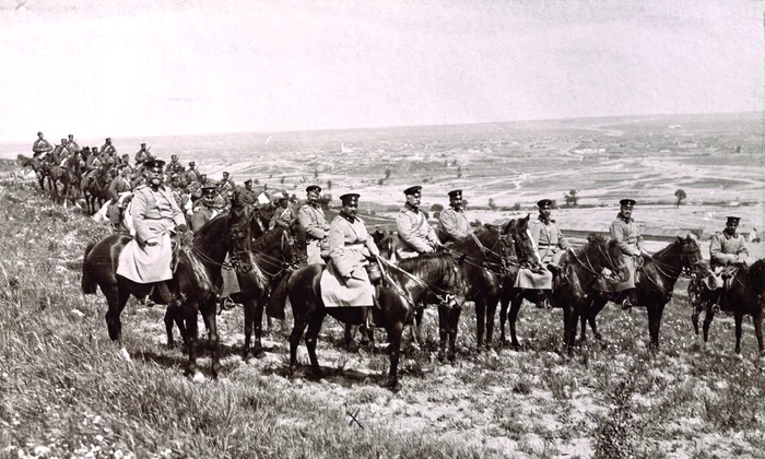 Generalul bulgar Radko Dimitriev (centru) și alți ofițeri bulgari, pe câmpul de bătălie de la Lüleburgaz, octombrie 1912 (foto: Ghetty Images)