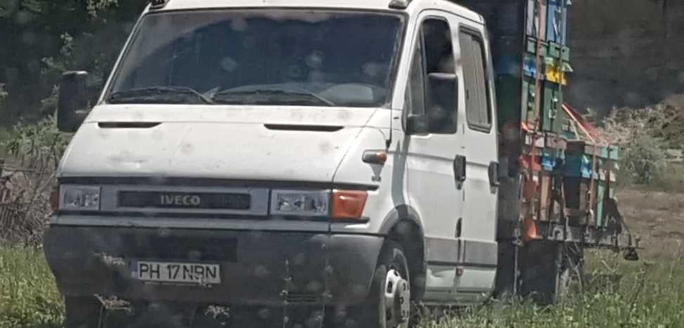 Camionul cu stupi lângă care s-a întâmplat tragedia FOTO Iulian Bunilă