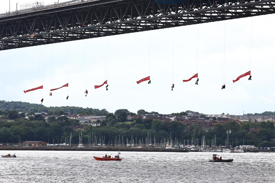 Zece activiști Greenpeace au blocat traficul naval lângă Edinburgh, după ce s-au suspendat de un pod
