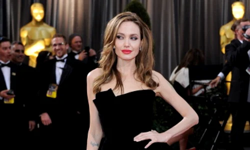 Angelina Jolie și momentul de pe covorul roșu de la Premiile Oscar 2012 jpeg