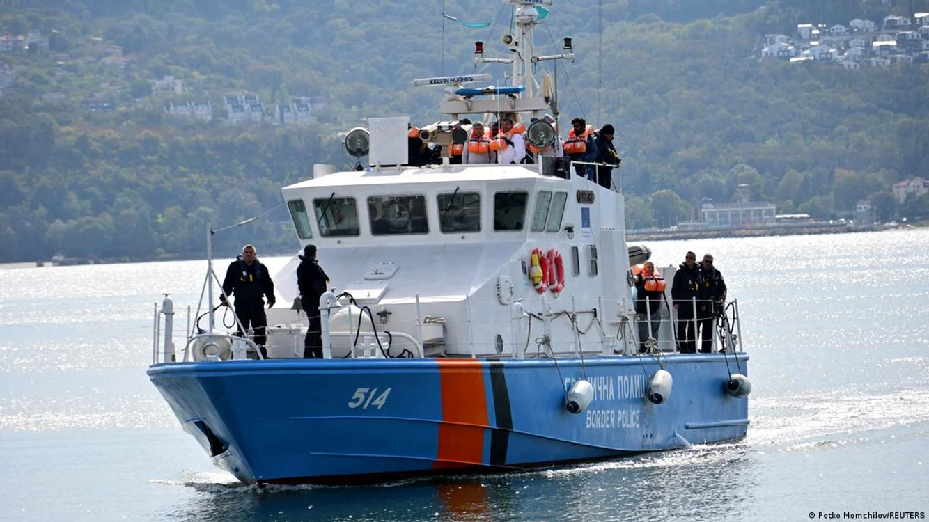Nava poliției bulgare de frontieră aduce la țărm marinari răniți de pe navele atacate cu drone