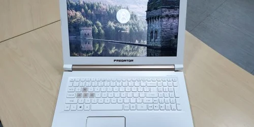 Acer Predator Helios 300 White FOTO Adrian Pogîngeanu