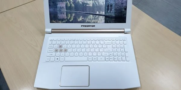 Acer Predator Helios 300 White FOTO Adrian Pogîngeanu