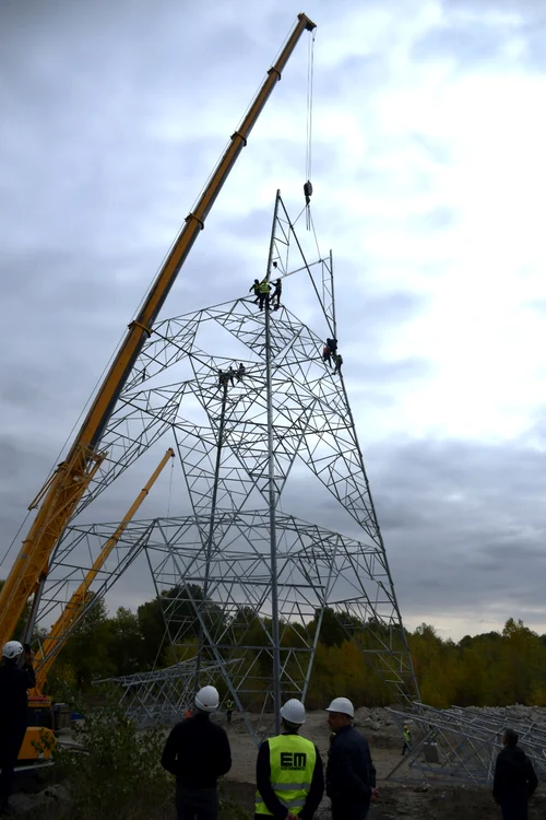 Angajați ai Transelectrica lucrează la o nouă linie electrică aeriană de înaltă tensiune 