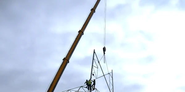 muncitori constructie stalpi inalta tensiune  Foto Transelectrica 3 jpg