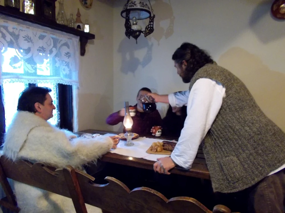 Gazda ciocneşte un pahar de vin ”dacic” cu oaspeţii  Foto: Angela Sabău