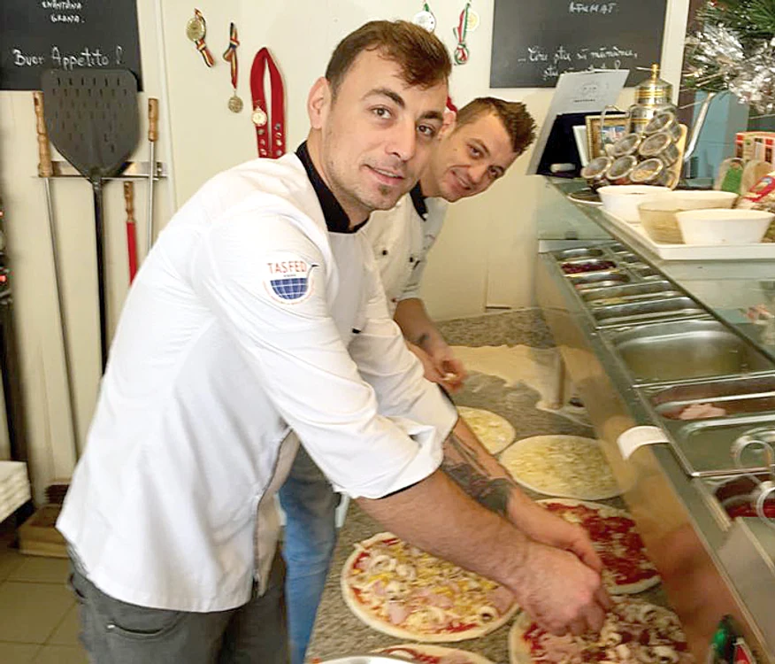 Fotoreporterii Click! l-au surprins  pe Cătălin Scărlătescu ieşind din  pizzeria deţinută de doi foşti  concurenţi de la “Românii au talent”