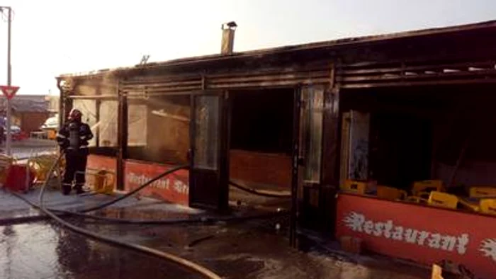 Flăcările au distrus restaurantul iar pompierii încearcă să descopere cauzele incendiului