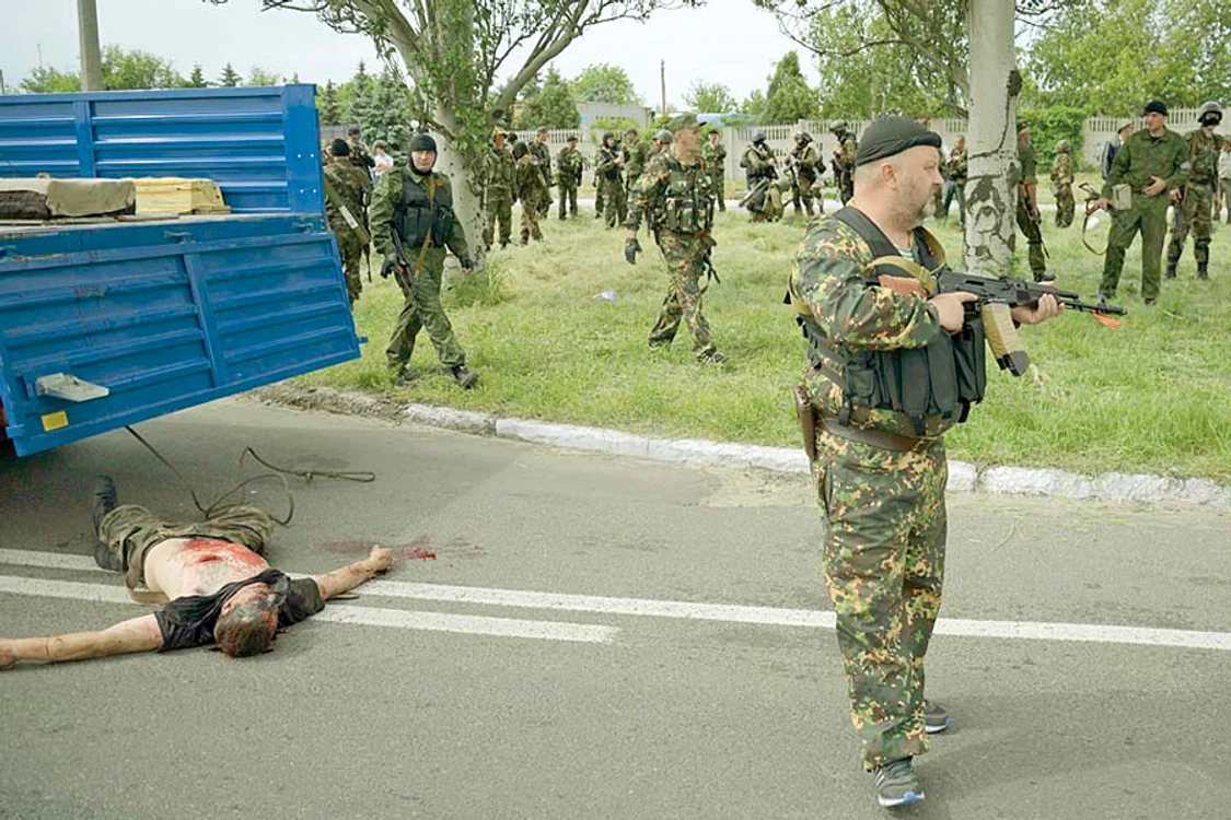 Convoaiele militare  au ars ca nişte torţe (Fotografii: Reuters)