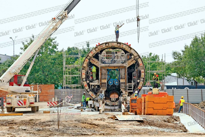 
    Lungime: 70 metri  Greutate: 960 de tone  Greutate freză: 180 tone; Diametru: 6,5 metri; Număr „dinţi”: 58; Capacitate săpătură:  15-30 metri cubi pe zi  