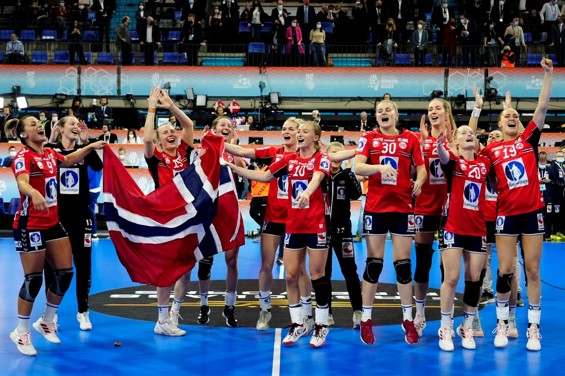 Norvegiencele au sărbătorit câștigarea unui nou titlu mondial la handbal / Foto: EPA-EFE