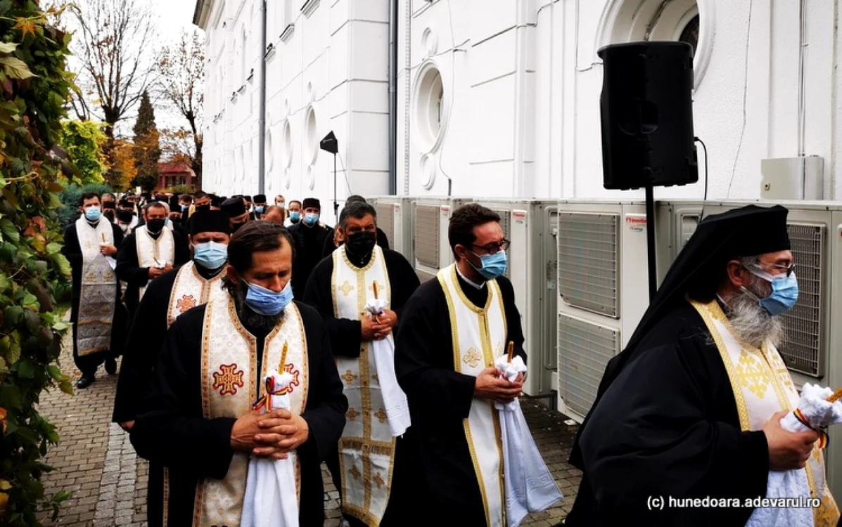 episcopul devei si hunedoarei inmormantat la deva foto daniel guta adevarul