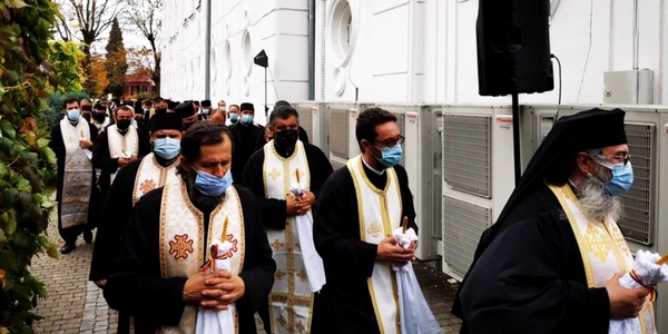 episcopul devei si hunedoarei inmormantat la deva foto daniel guta adevarul