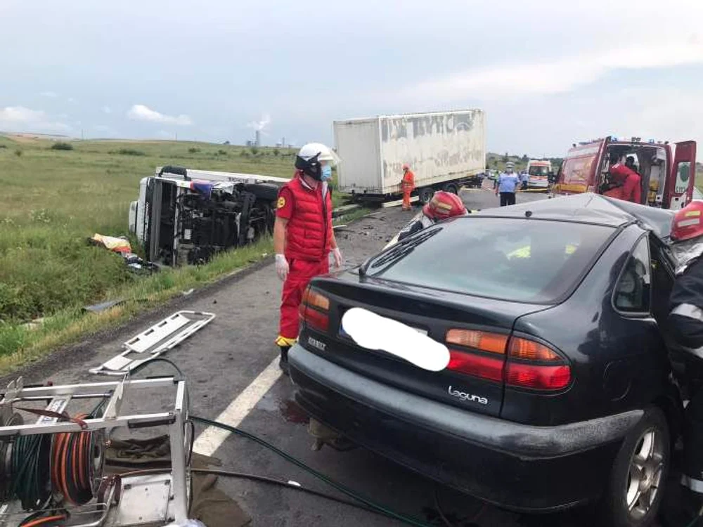 
    In urma impactului, camionul a ieșit de pe șosea(FOTO: observator.tv)  