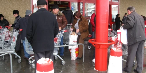 Aglomeraţie la intrarea în supermarketuri