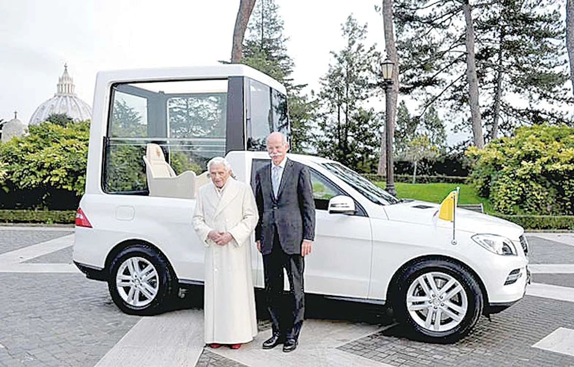 
    Papa Benedict XVI a primit un nou automobil oficial  