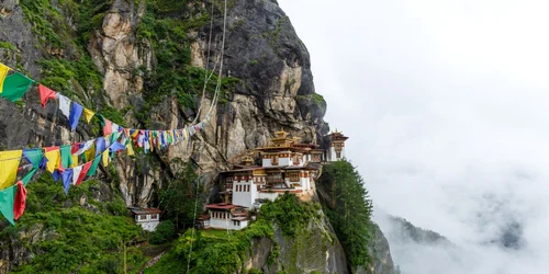 manastirea budista Taktsang din Bhutan foto shutterstock