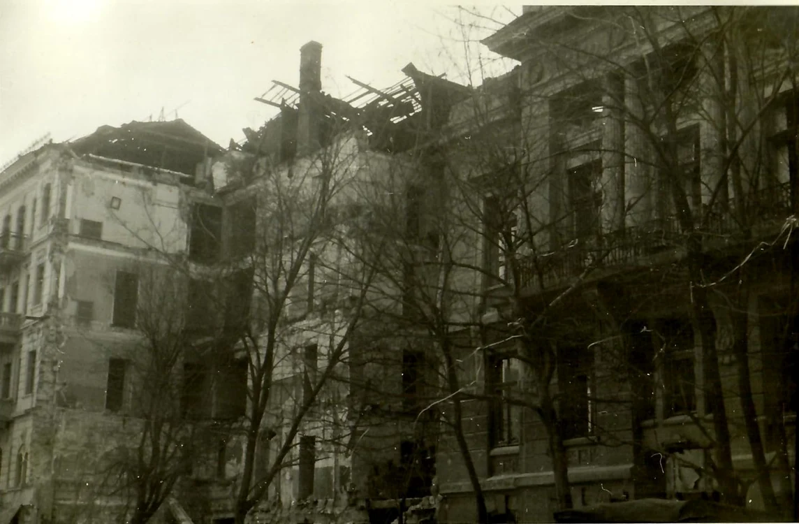 1941, octombrie. Odessa. Sediului Comandamentului Militar Odessa după explozie (© ANR, SANIC, fond Președinția Consiliului de Miniștri - Cabinet Militar, dosarul 365/1942, fila 19 bis)