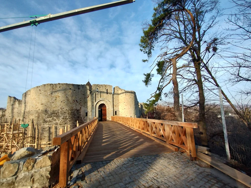 Podul de acces către cetate a fost refăcut FOTO Muzeul Național al Bucovinei