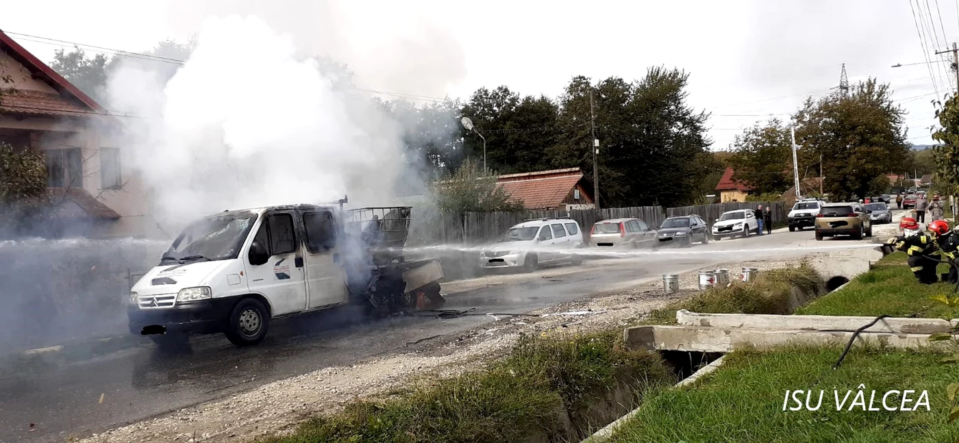 Explozie în trafic urmată de un incendiu cu doi răniți pe o stradă din Horezu Foto ISU Vâlcea 