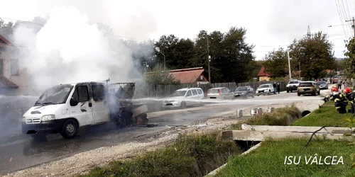 Explozie în trafic urmată de un incendiu cu doi răniți pe o stradă din Horezu Foto ISU Vâlcea
