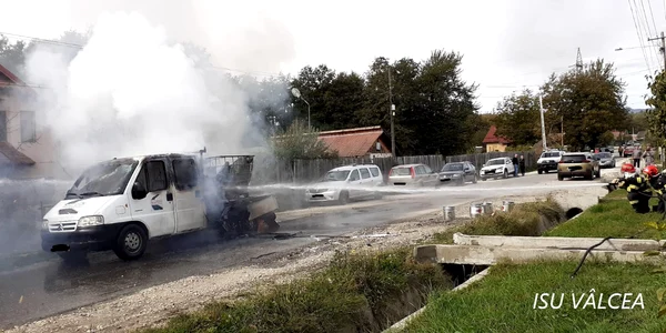 Explozie în trafic urmată de un incendiu cu doi răniți pe o stradă din Horezu Foto ISU Vâlcea 