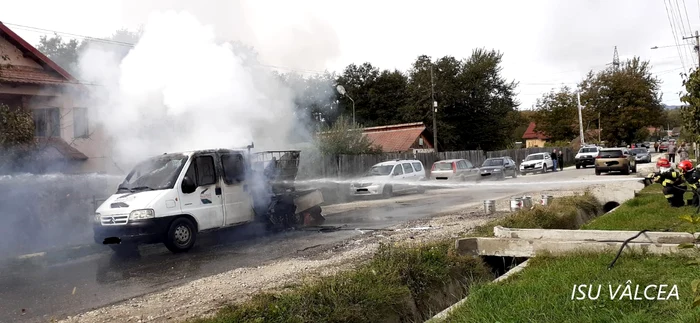 Explozie în trafic urmată de un incendiu cu doi răniți pe o stradă din Horezu Foto ISU Vâlcea 