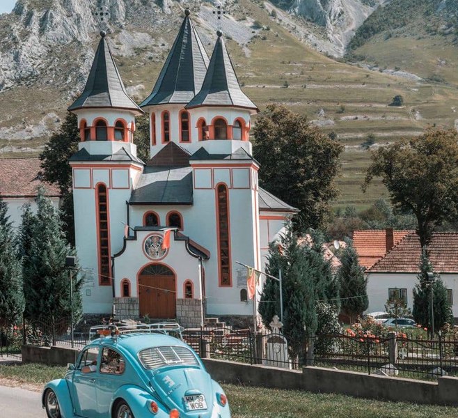 Fotografia unei biserici din România, virală pe Facebook. Unde se află lăcașul construit în formă de cruce