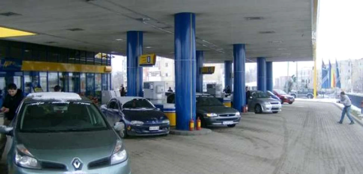 Tot mai puţini şoferi îşi fac plinul la o alimentare