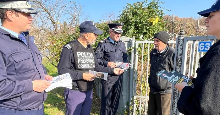 Acțiune de informare preventivă a cetățenilor în comuna Hulubești. FOTO ISU Dâmbovița