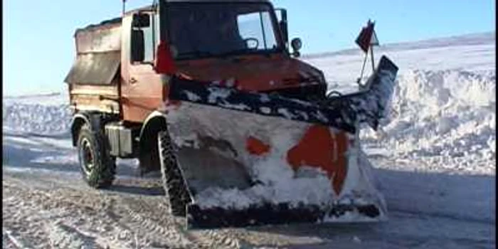 Utilajele de deszăpezire acţionează fără întrerupere