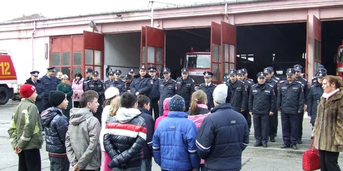 Pompierii militari au fost colindati de copiii din centrele de plasament