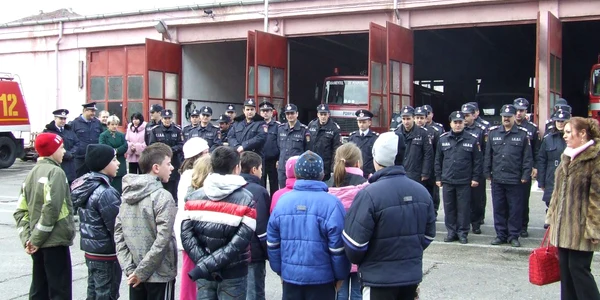Pompierii militari au fost colindati de copiii din centrele de plasament
