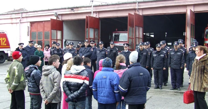 Pompierii militari au fost colindati de copiii din centrele de plasament