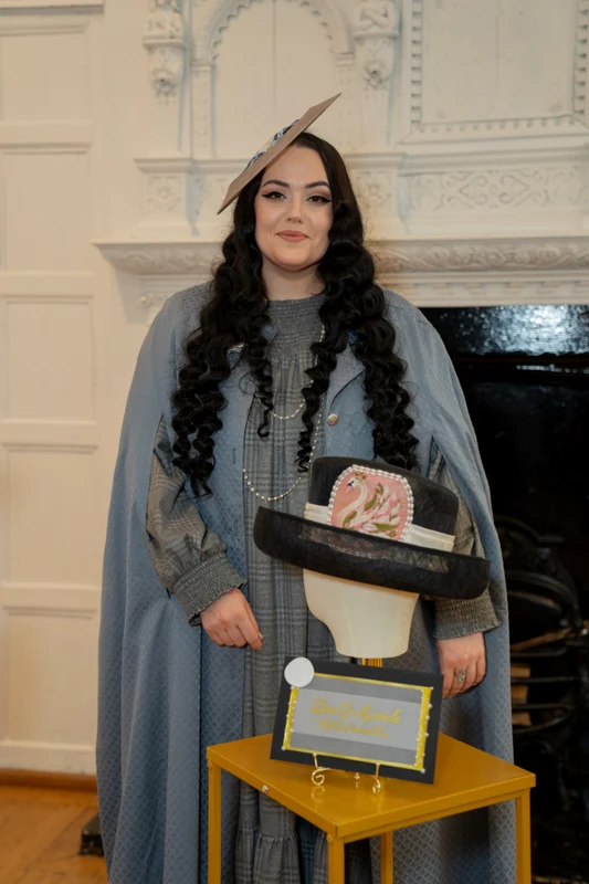 Ana Istodorescu la expoziția „Royal Portraits in Hats” de la Londra. FOTO: arhiva personală