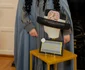 Ana Istodorescu la expoziția „Royal Portraits in Hats” de la Londra. FOTO: arhiva personală