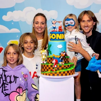 Luka Modric, soția sa, Vanja Bosnic, și cei trei copii ai lor. foto: Instagram