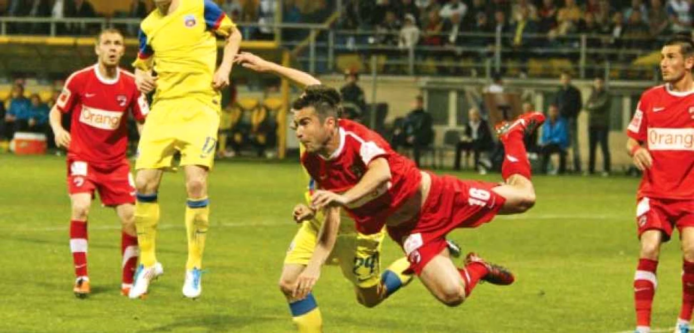 Ultima întâlnire directă dintre Dinamo şi Steaua a avut loc în primăvară, în finala Cupei României, câştigată de roş-albaştri cu 2-1