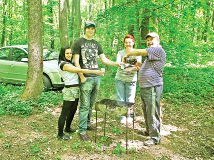 
    De fiecare dată când  au o zi liberă, românii  ies la grătar (Fotografii: Roberto Sălceanu)  