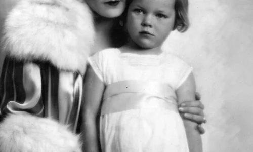 Marlene Dietrich, împreună cu micuța Maria jpeg