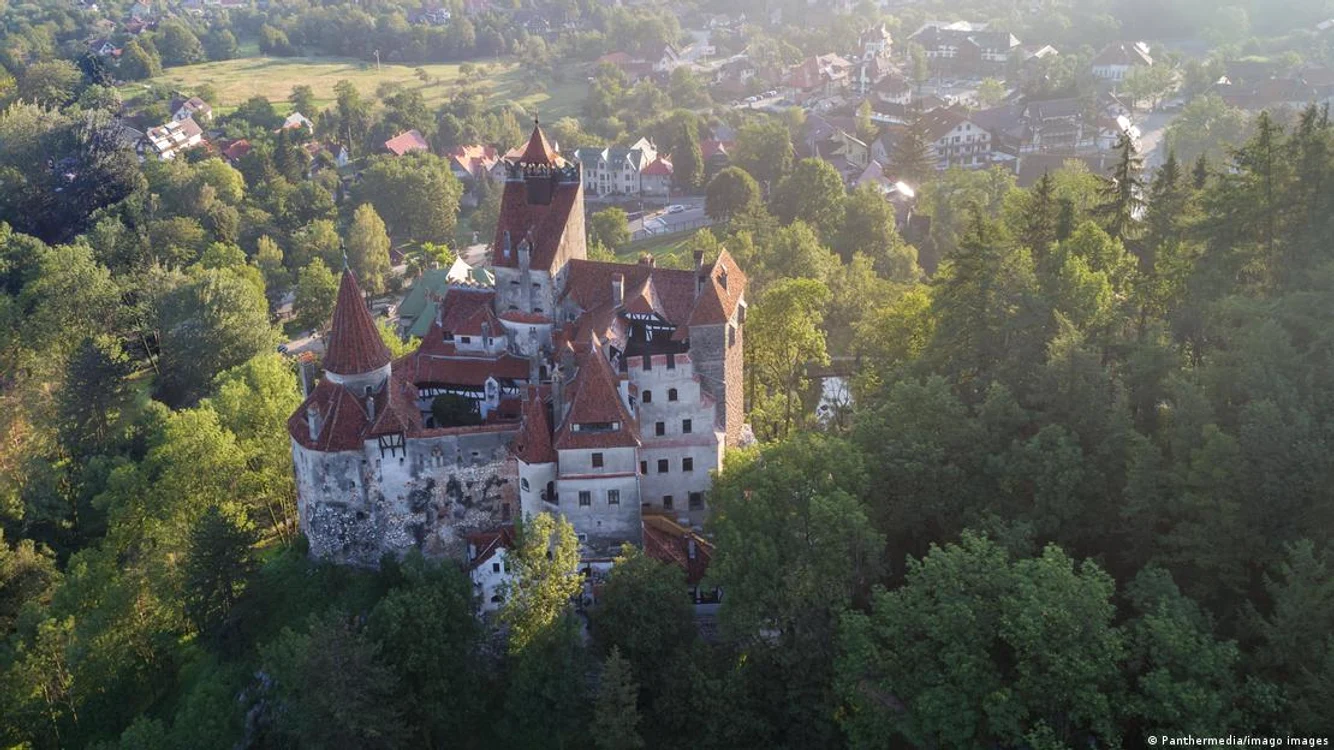 Ajunși la Bran, turiștii străini află că povestea lui Dracula e doar o poveste