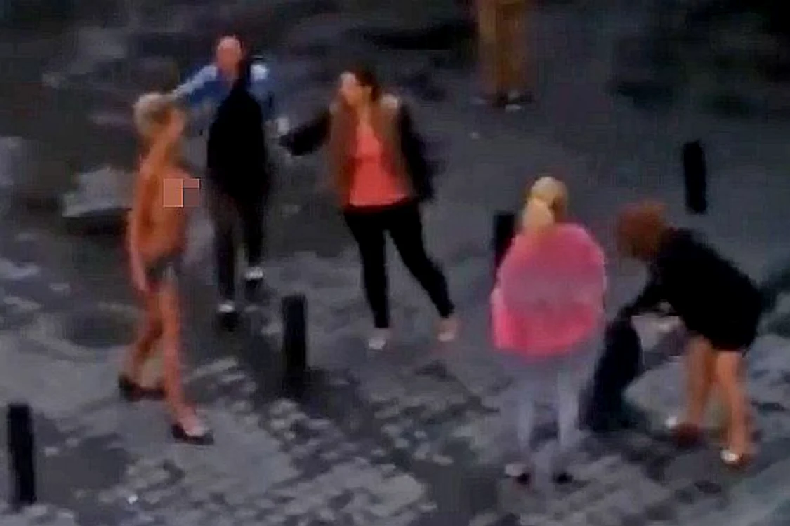 
    Prostituatele din cartierul Malasana din Madrid s-au bătut în plină zifoto: captură Mirror.co.uk  