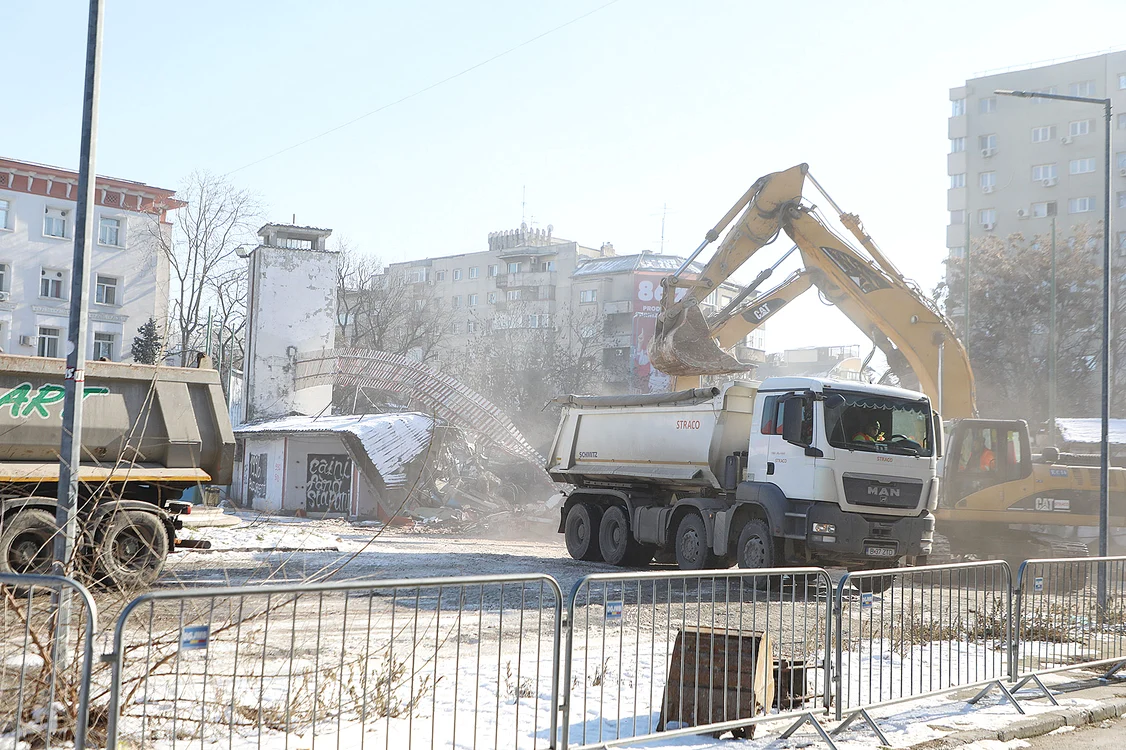 Demolarea a început cu poarta de intrare