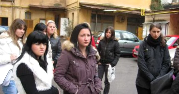 Timişoara: Eleva premiantă ucisă de propria mamă este plânsă de colegii de liceu