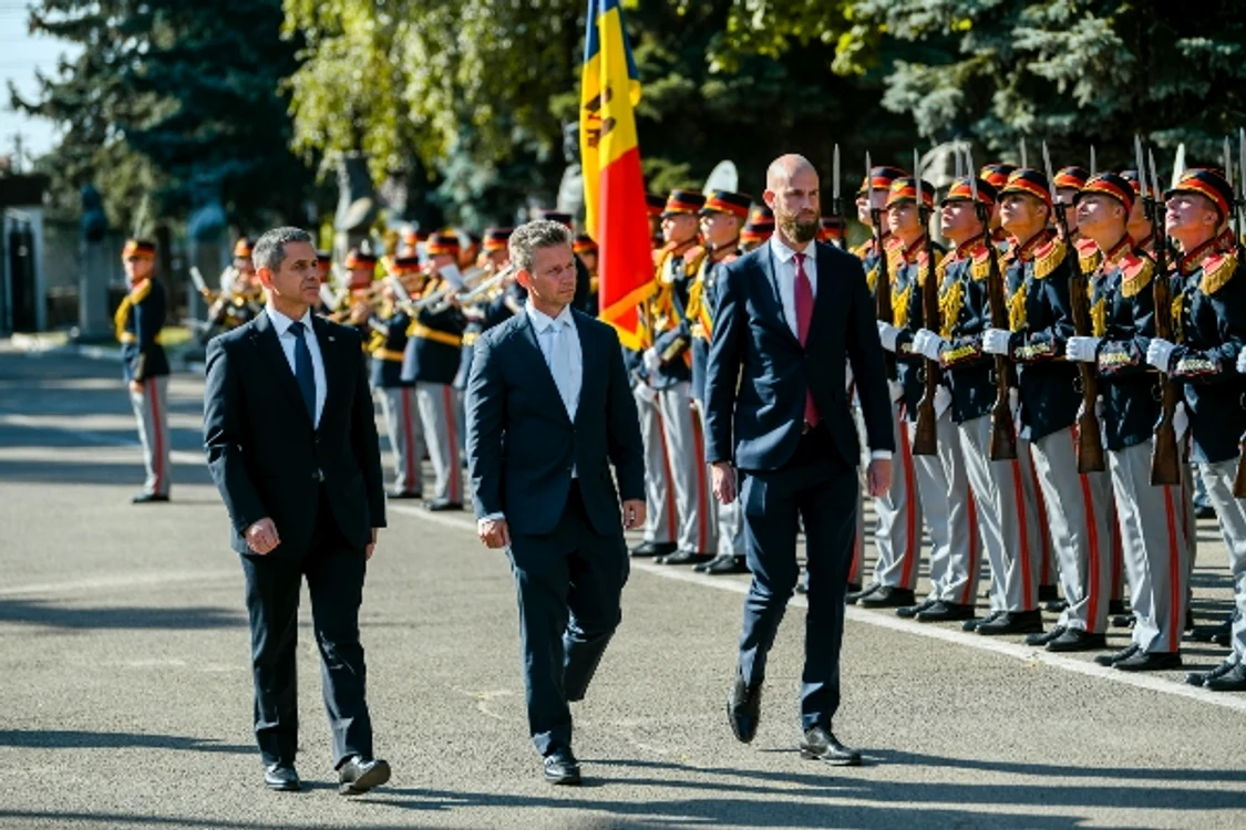 Documentul a fost semnat la Chișinău în timpul vizitei miniștrilor suedezi. FOTO: Army.md