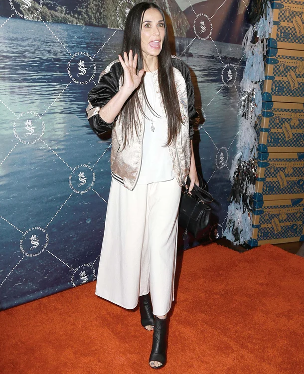 
    Demi Moore,  care a revenit  de urgenţă în  LA pentru a da  declaraţii la  poliţie, a jurat  că nu va mai  pune piciorul în  casa blestemată  