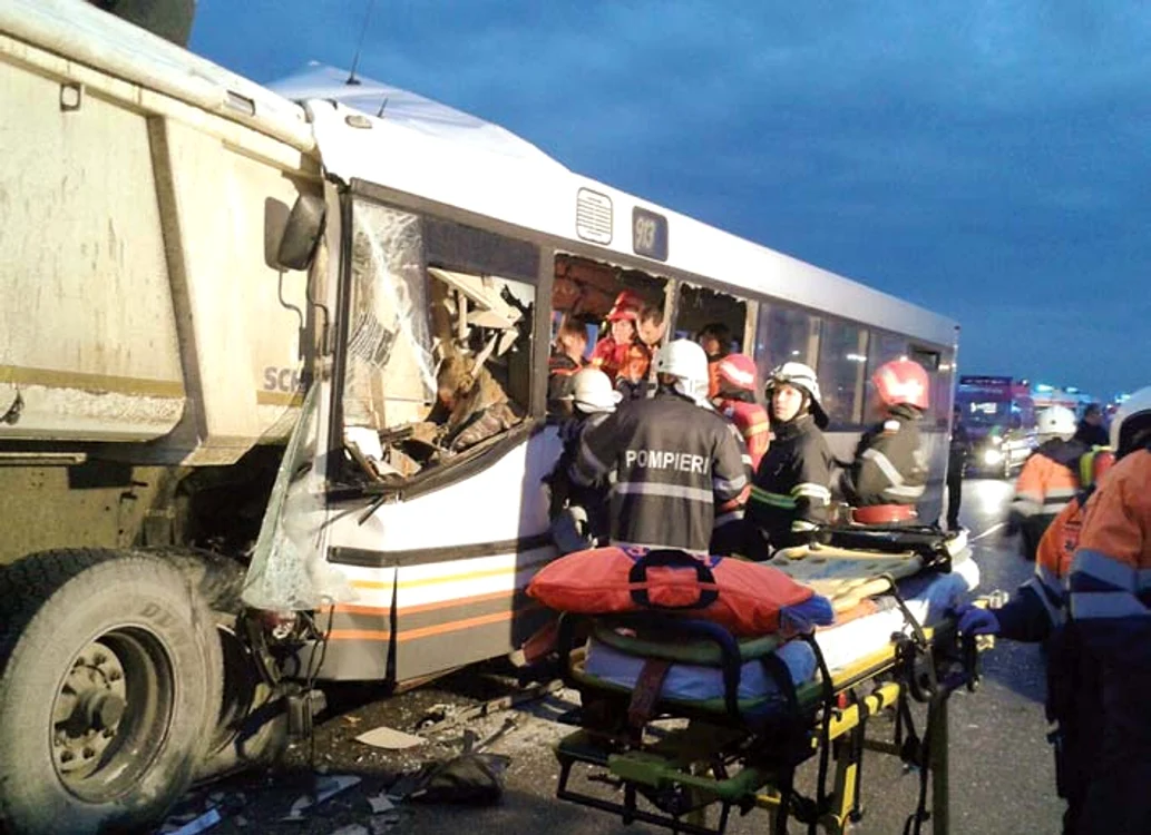 Autobuzul plin cu pasageri s-a izbit de basculantă