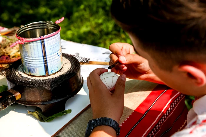 Printre atracții se numără și ateliere de încondeiat ouă FOTO: Muzeul Astra